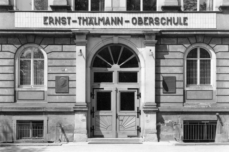 Neuer Schriftzug "Ernst-Thälmann-Oberschule" über dem Eingang 