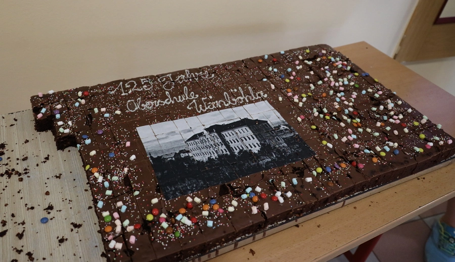 Kuchen zum 125-jährigen Schuljubiläum der Oberschule Weinböhla