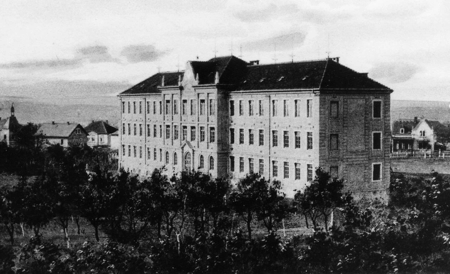 Schulgebäude um 1898