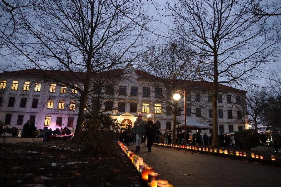 Schulgebäude und Schulhof der Oberschule Weinböhla während des Weihnachtsmarktes