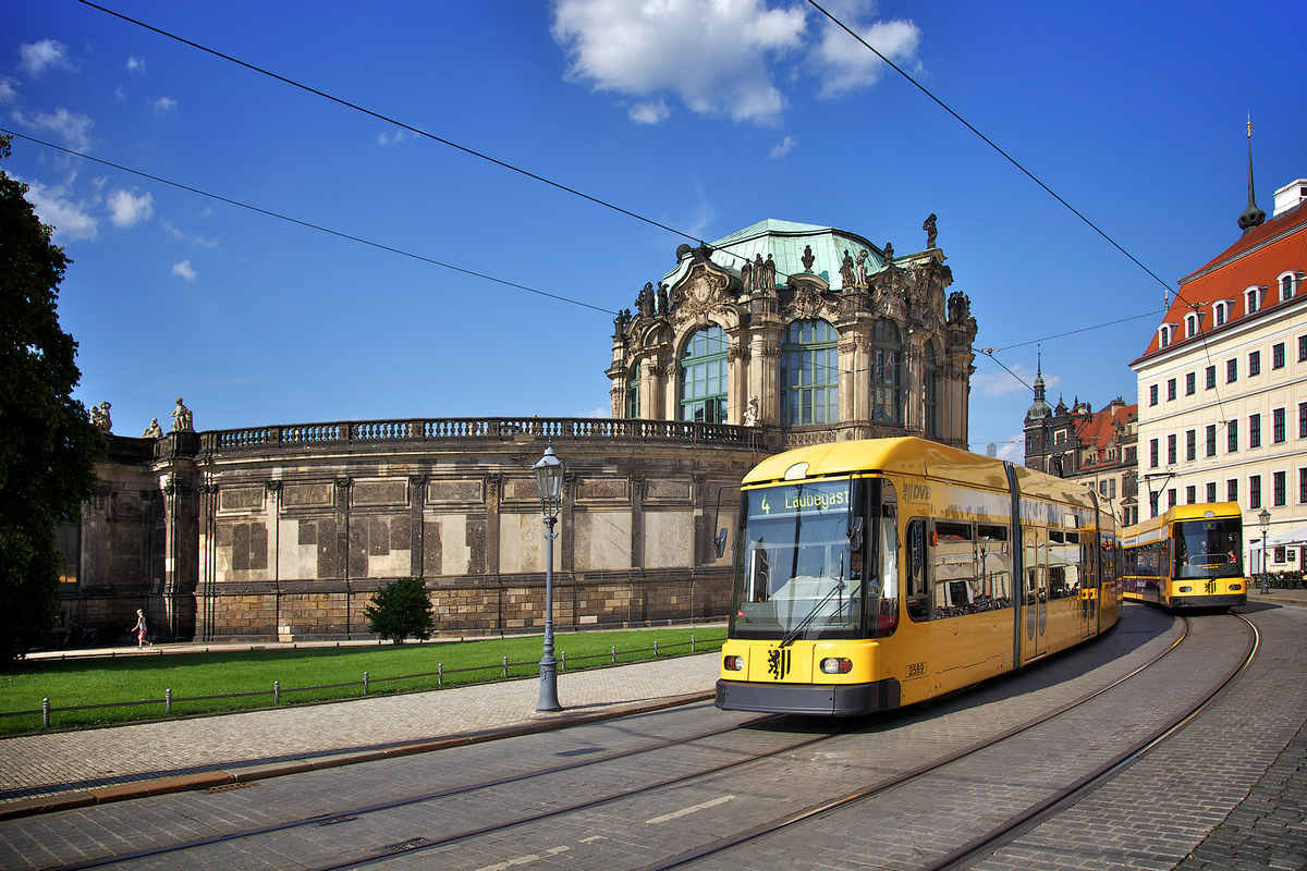 Gelbe Straßenbahn in Dresden am Zwinger